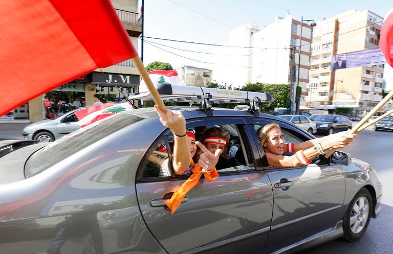 لبنانية تحتفل بفوز عون