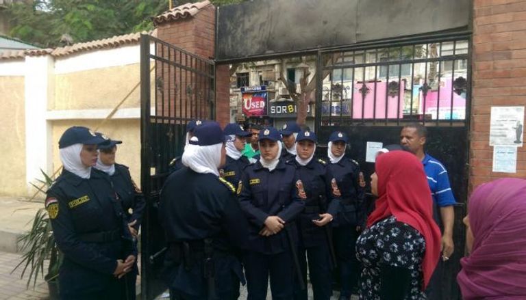 الشرطة النسائية عند إحدى المدارس