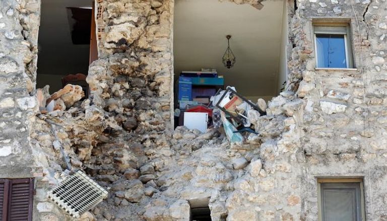آثار الدمار بأحد المنازل جراء الزلازال وسط إيطاليا عمليات إخلاء تعقب الزلزال والسلطات تتحقق من سقوط ضحايا (رويترز)