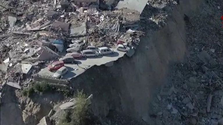 آثار الدمار الذي لحق ببعض القرى الإيطالية جراء زلزال الأحد عمليات إخلاء تعقب الزلزال والسلطات تتحقق من سقوط ضحايا (رويترز)