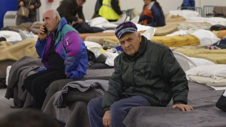 السكان المحليون في وسط إيطاليا قضوا الليلة الماضية في أماكن إيواء مؤقتة عمليات إخلاء تعقب الزلزال والسلطات تتحقق من سقوط ضحايا (رويترز)