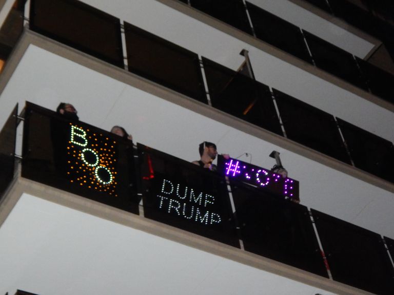 أحد المشاركين في الاحتفالات يرتدي قناع ترامب