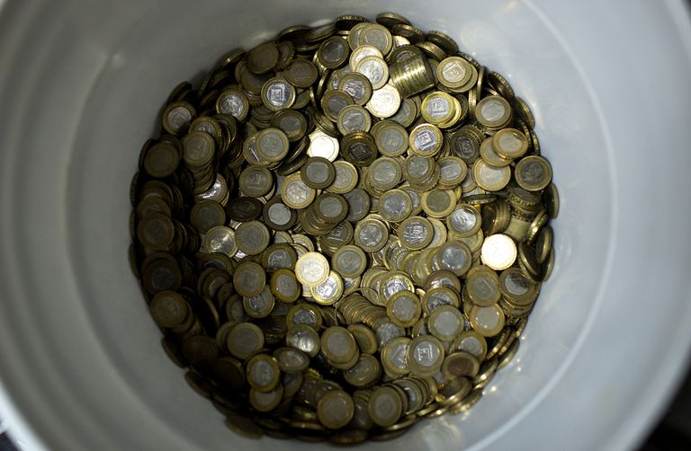 صاحب مخبز يزن النقود