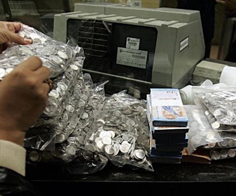 صاحب مخبز يزن النقود