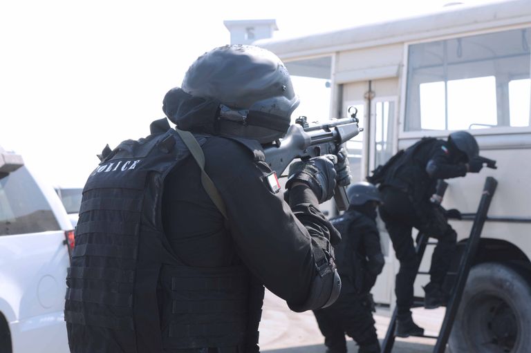 جانب من زيارة الشيخ آل خليفة للقوات الإماراتية