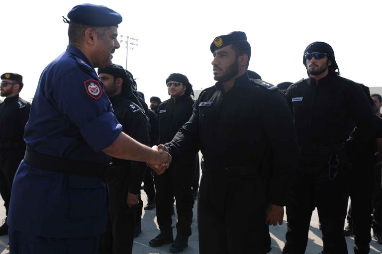 جانب من زيارة الشيخ آل خليفة للقوات الإماراتية