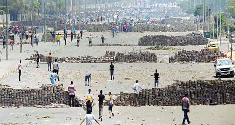 البرادعي فى مقدمة الصفوف أثناء بيان عزل مرسي وإعلان خارطة الطريق