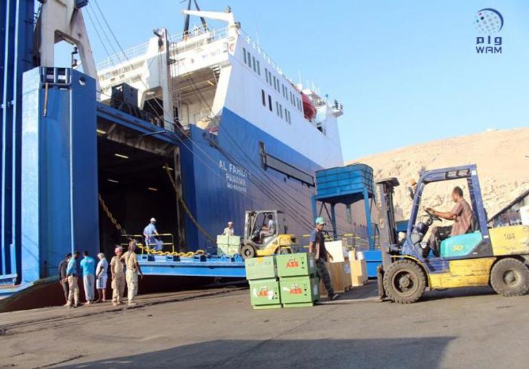 سفينة إغاثة إماراتية لدعم قطاع الكهرباء بالمكلا اليمنية