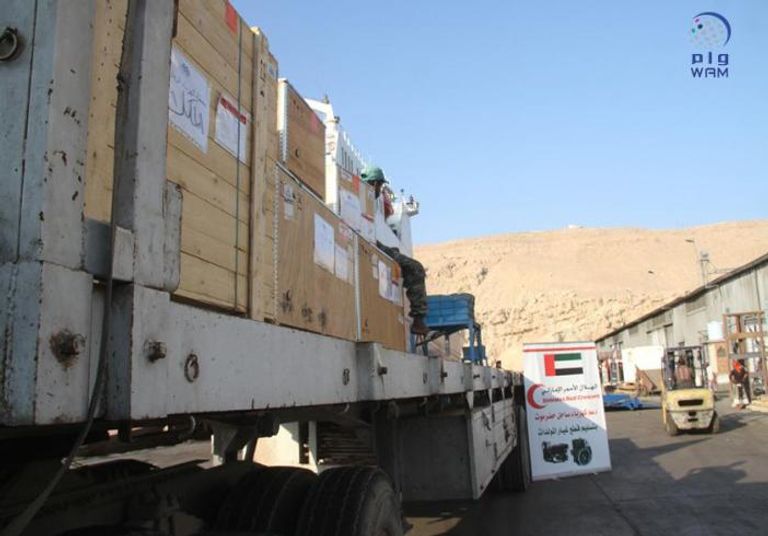 سفينة إغاثة إماراتية لدعم قطاع الكهرباء بالمكلا اليمنية