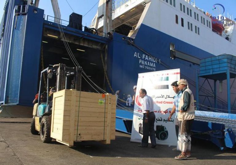 سفينة إغاثة إماراتية لدعم قطاع الكهرباء بالمكلا اليمنية
