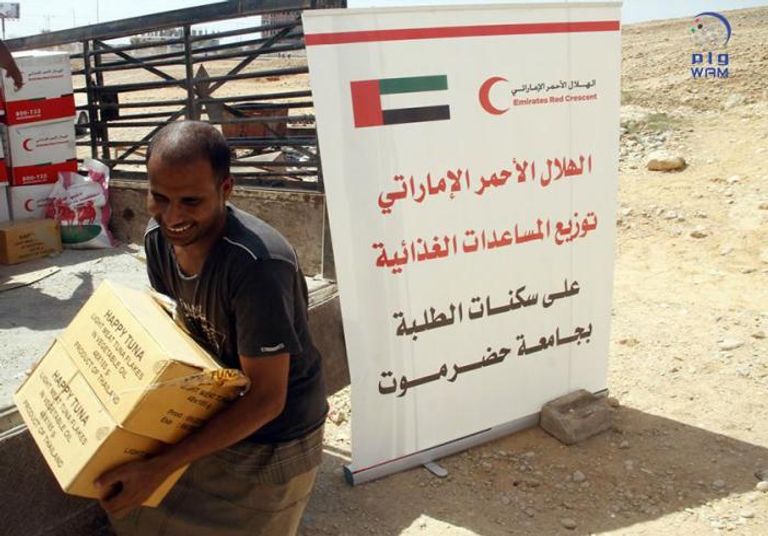 الإمارات توزع مساعدات غذائية على طلاب جامعة حضرموت