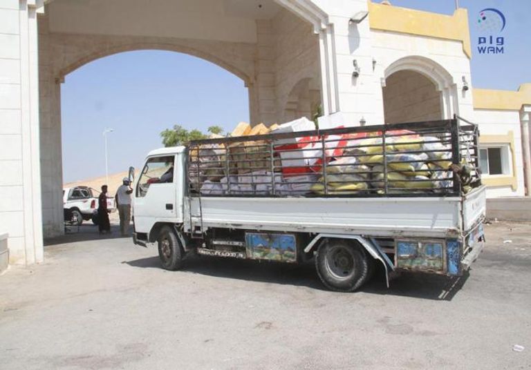 الإمارات توزع مساعدات غذائية على طلاب جامعة حضرموت