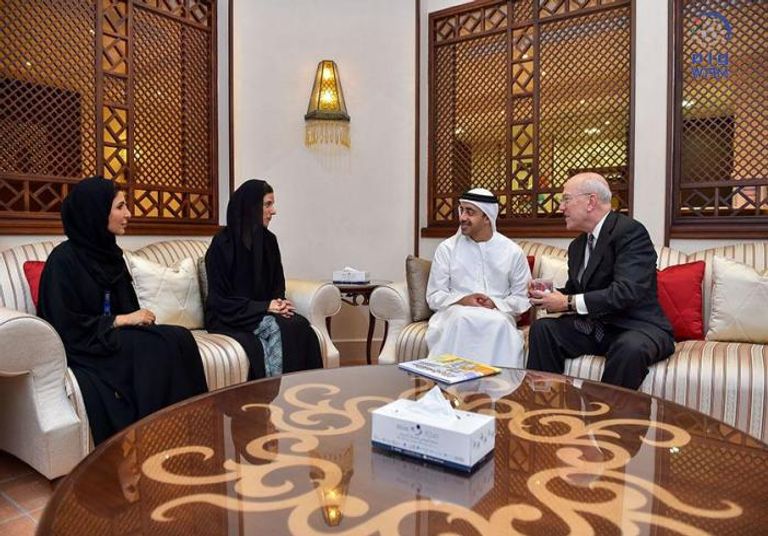 لقاء عبدالله بن زايد مع وفد من المركز الوطني لطب الأطفال