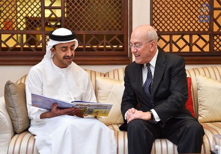 لقاء عبدالله بن زايد مع وفد من المركز الوطني لطب الأطفال