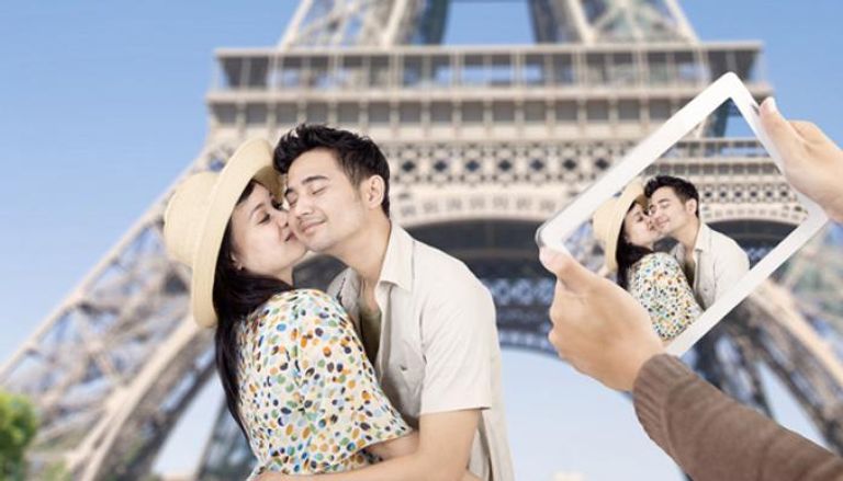 صيني مع زوجته في باريس
