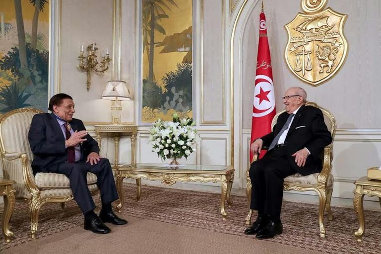 السبسي استقبل عادل إمام بقصر الرئاسة الرئيس التونسي يقلد عادل إمام أرفع وسام في تونس