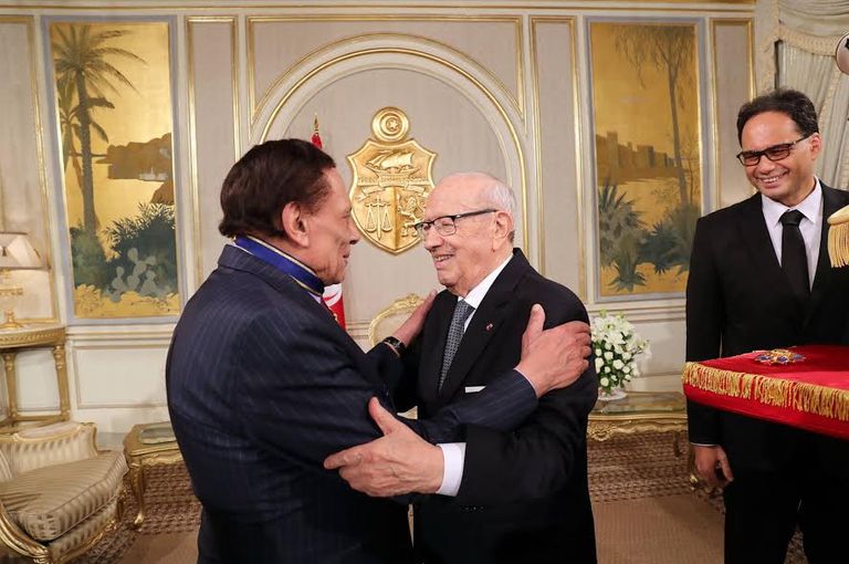 تهنئة السبسي لعادل إمام الرئيس التونسي يقلد عادل إمام أرفع وسام في تونس