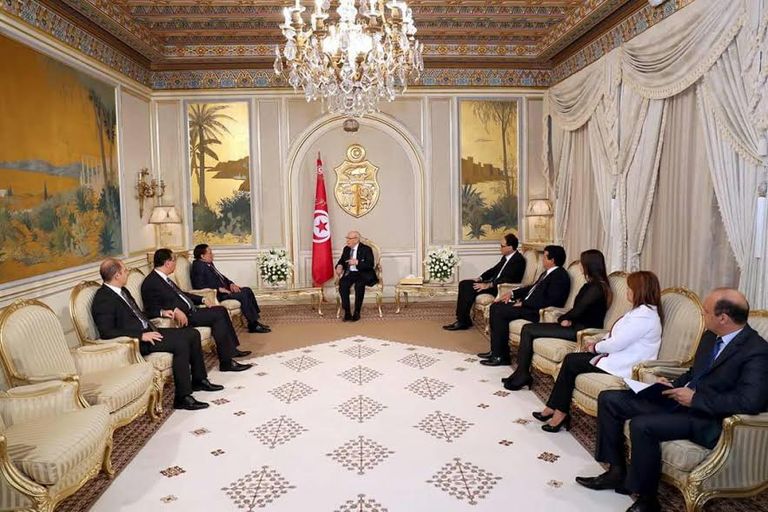 خلال تكريم الفنان عادل إمام الرئيس التونسي يقلد عادل إمام أرفع وسام في تونس