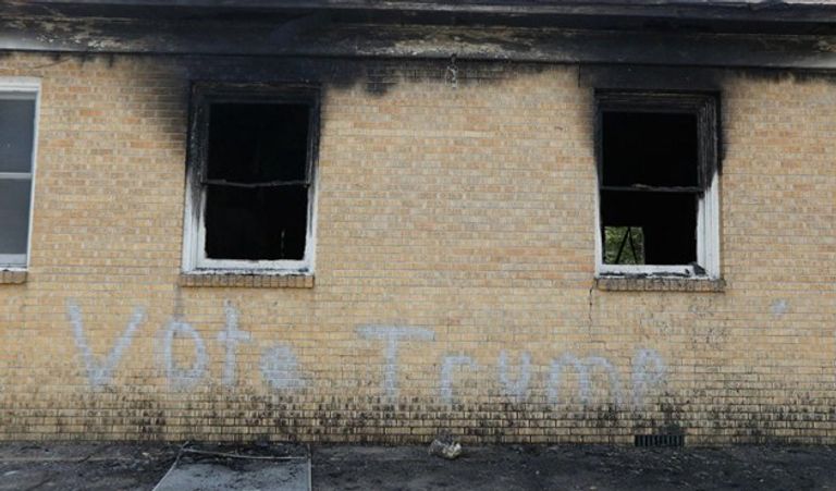 صورة للكنيسة أثناء اشتعال النيران بها