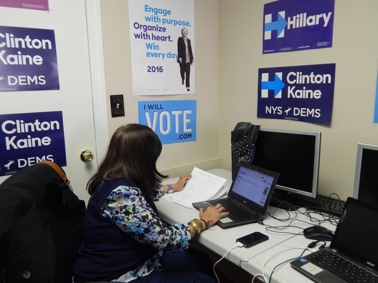 "العين" داخل أحد مقرات هيلاري كلينتون