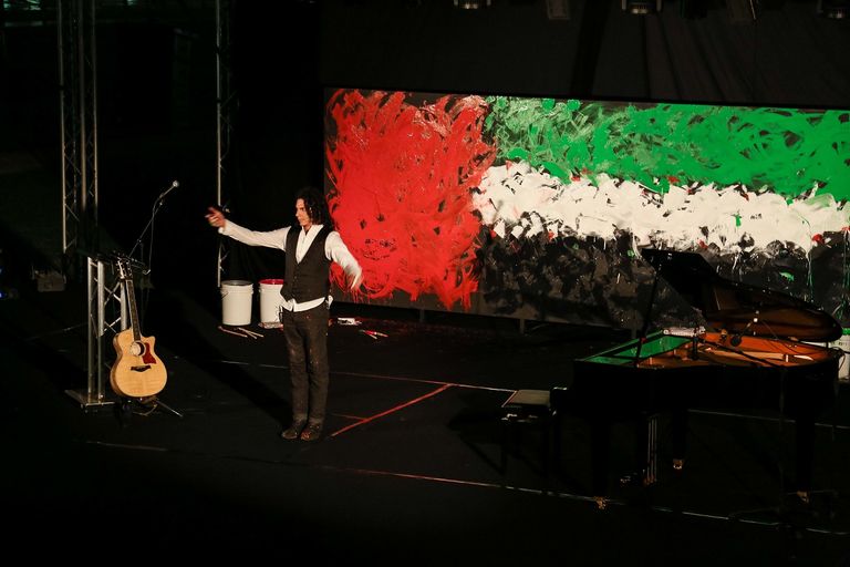 صور متنوعة من عرض