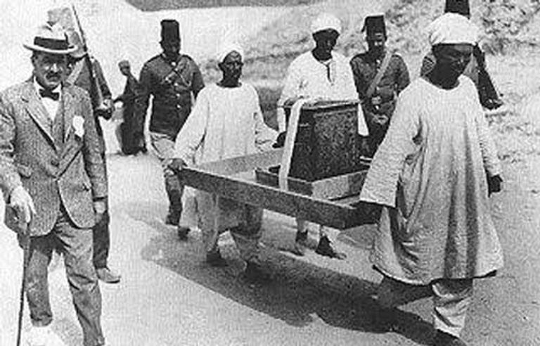 مشاهد من محتويات وكنوز مقبرة توت عنخ آمون