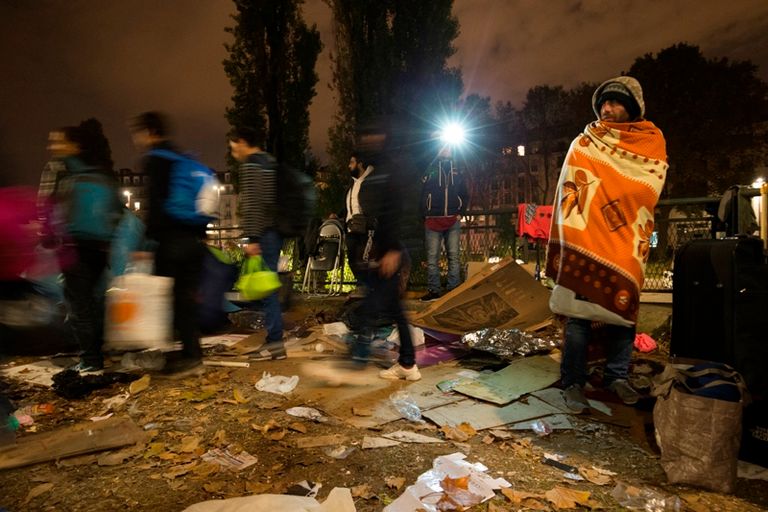 الشرطة الفرنسية خلال عملية إخلاء المخيم