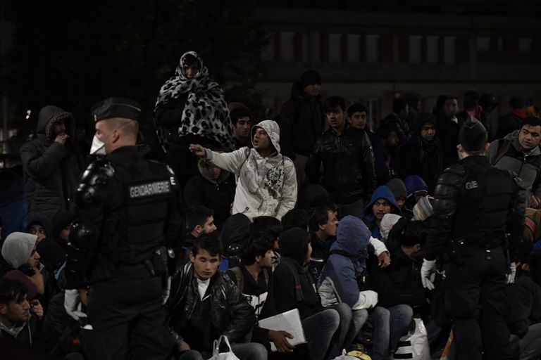 الشرطة الفرنسية خلال عملية إخلاء المخيم