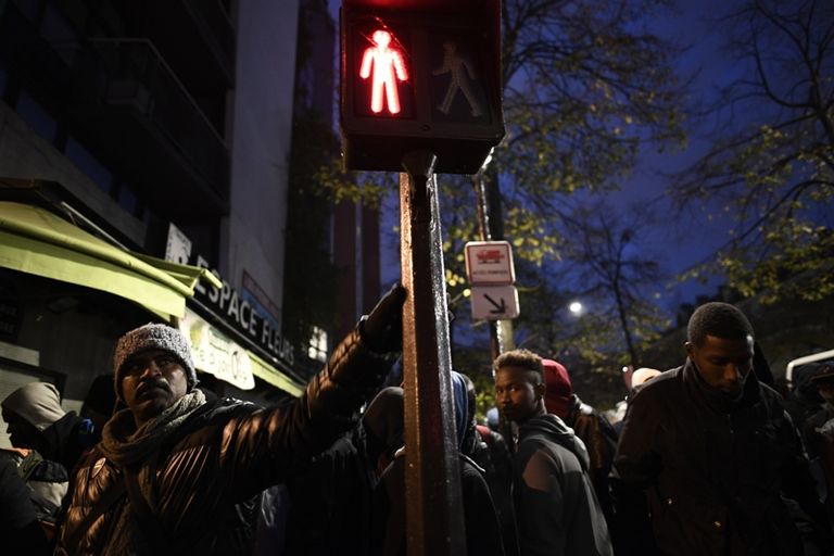 الشرطة الفرنسية خلال عملية إخلاء المخيم