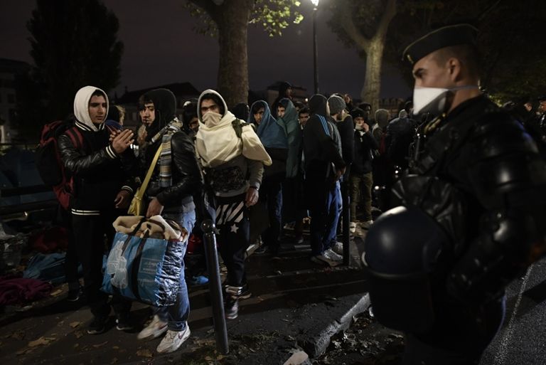 الشرطة الفرنسية خلال عملية إخلاء المخيم