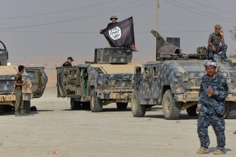 داعش يقتل مئات وتجند أطفالا حول الموصل (رويترز) محاربة من أكراد إيران خلال معركة الموصل