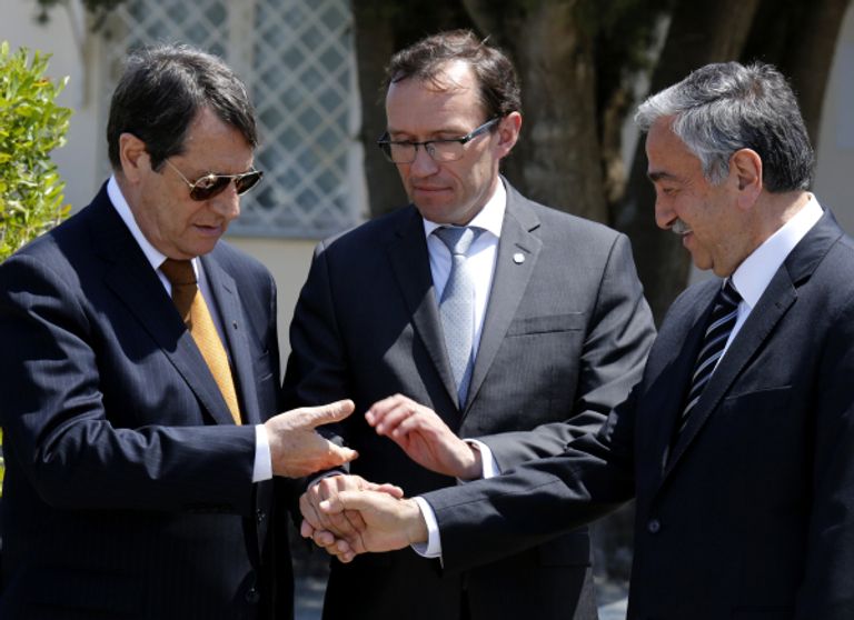 رئيس قبرص نيقوس أنستاسيادس ورئيس الجمهورية القبرصية التركية مصطفى أكينجي