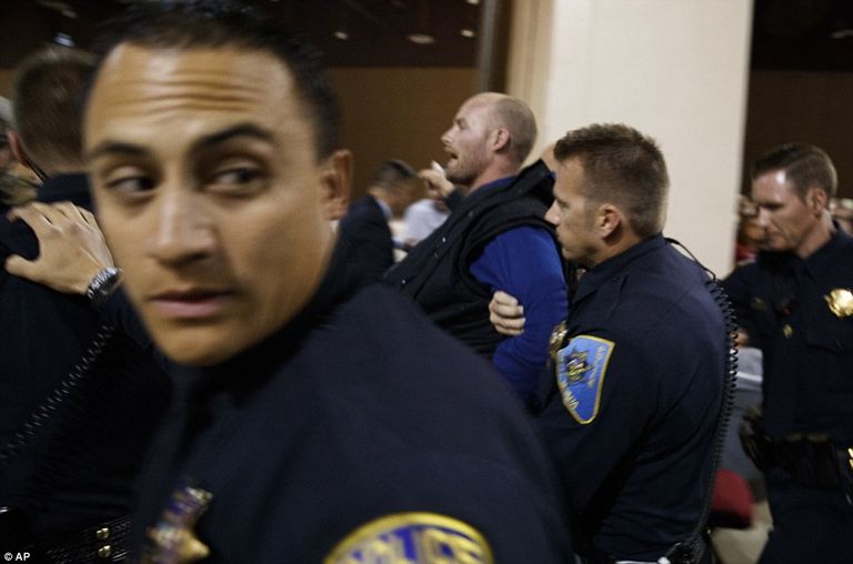 رجال الأمن يبعدون ترامب من على المنصة بعد تهديد من الحشد بوجود سلاح