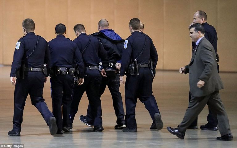 رجال الأمن يبعدون ترامب من على المنصة بعد تهديد من الحشد بوجود سلاح