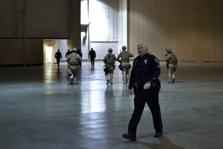 رجال الأمن يبعدون ترامب من على المنصة بعد تهديد من الحشد بوجود سلاح