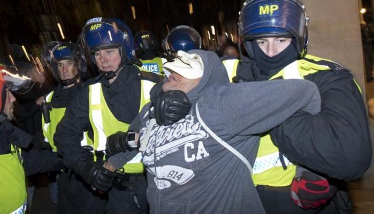 الشرطة البريطانية تعتقل أحد المتظاهرين في احتجاج لجماعة 