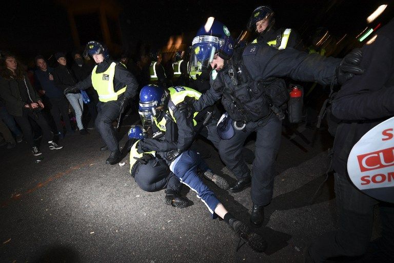 الشرطة البريطانية تعتقل أحد المتظاهرين في احتجاج لجماعة 