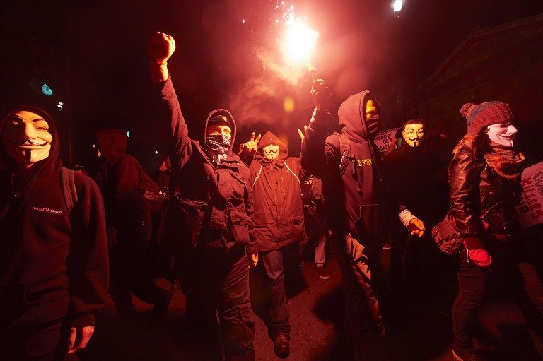 الشرطة البريطانية تعتقل أحد المتظاهرين في احتجاج لجماعة 