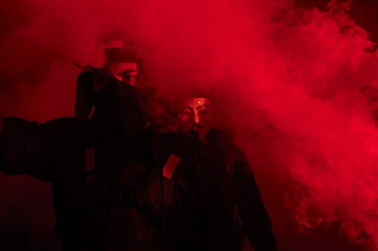 الشرطة البريطانية تعتقل أحد المتظاهرين في احتجاج لجماعة 