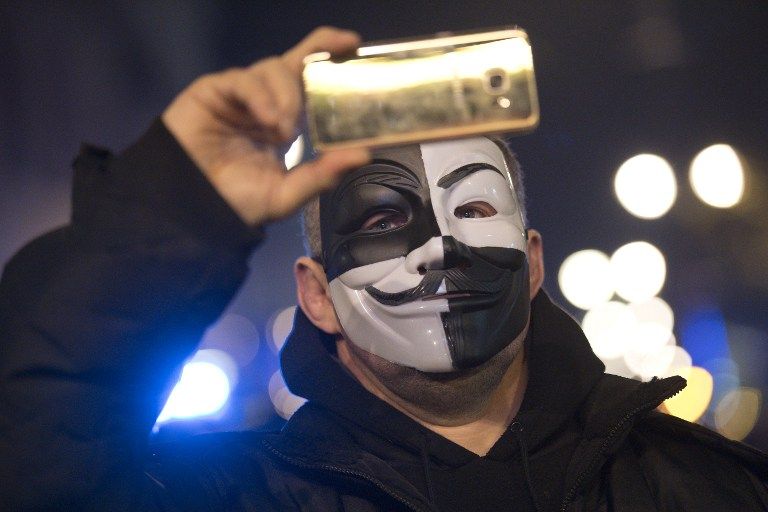 الشرطة البريطانية تعتقل أحد المتظاهرين في احتجاج لجماعة 