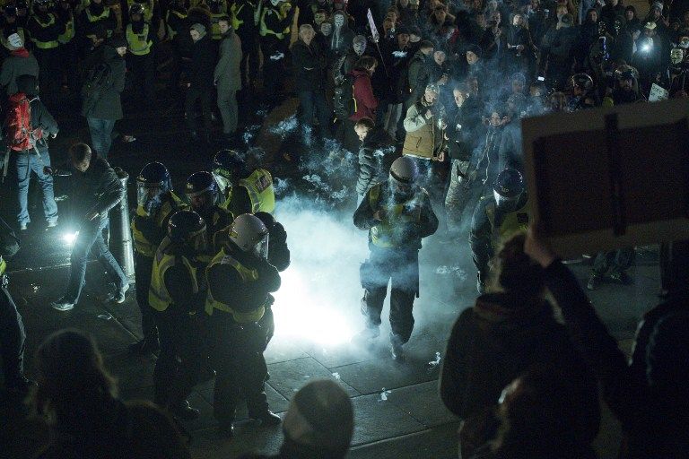 الشرطة البريطانية تعتقل أحد المتظاهرين في احتجاج لجماعة 