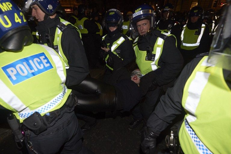 الشرطة البريطانية تعتقل أحد المتظاهرين في احتجاج لجماعة 