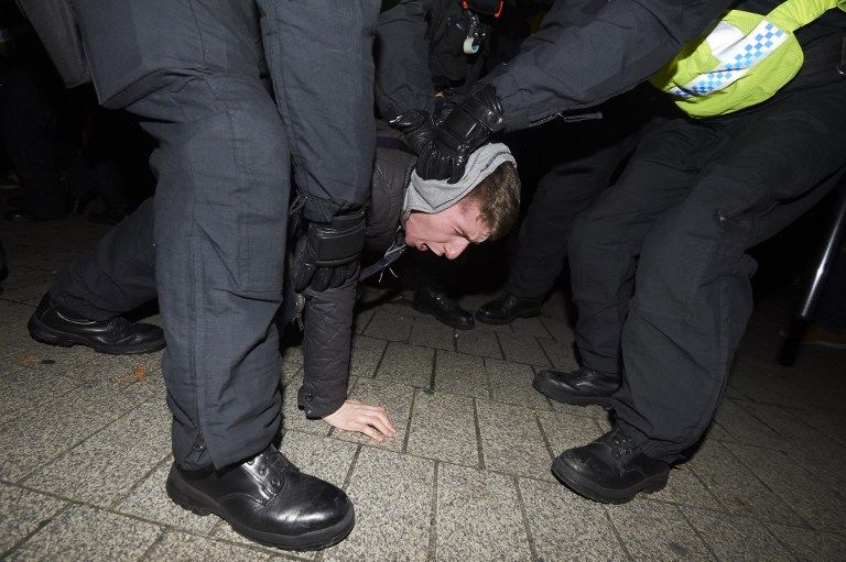 الشرطة البريطانية تعتقل أحد المتظاهرين في احتجاج لجماعة 