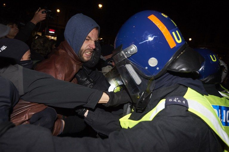 الشرطة البريطانية تعتقل أحد المتظاهرين في احتجاج لجماعة 