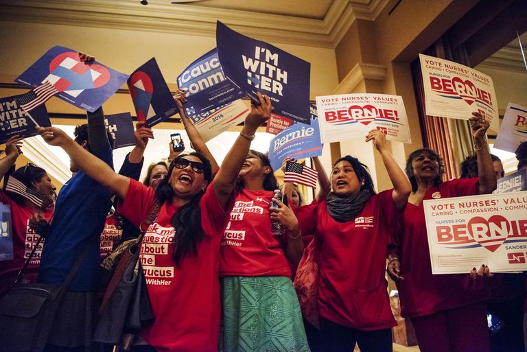 بعض من داعمات الاتينيات للمرشحة الديموقراطية هيلاري كلينتون هيلاري كلينتون في إحدى فعالياتها الإنتخابية