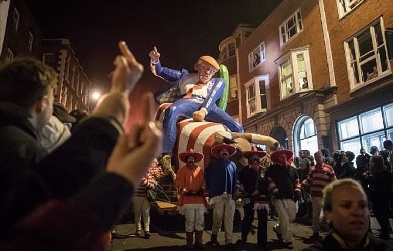 حرق نسخة من ترامب في بريطانيا 1