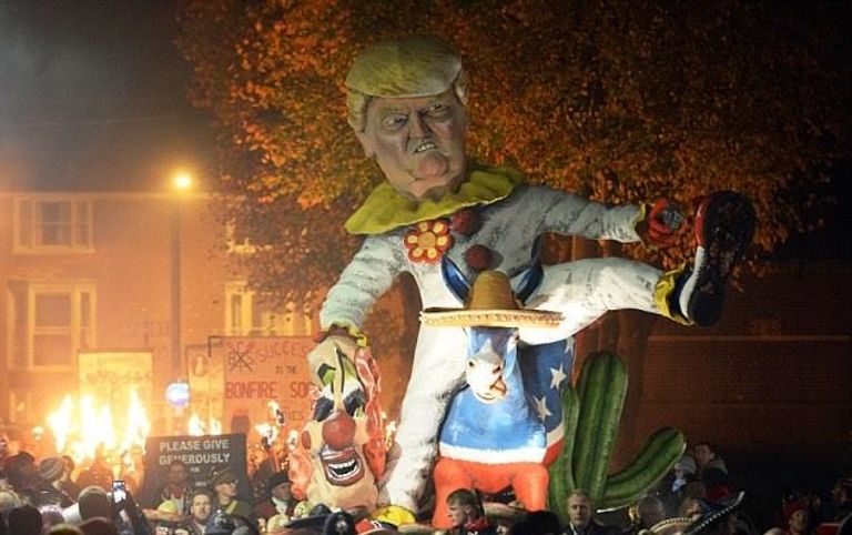 حرق نسخة من ترامب في بريطانيا 1