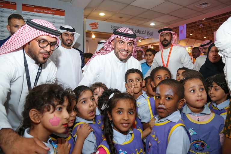 خلال زيارة الشيخ ماجد الصباح  لأجنحة معرض الشارقة الدولي للكتاب 2016