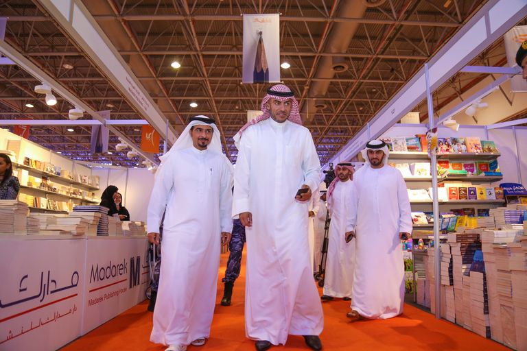 خلال زيارة الشيخ ماجد الصباح  لأجنحة معرض الشارقة الدولي للكتاب 2016