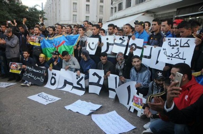 محتجون يحرقون صورة بن كيران في الدار البيضاء